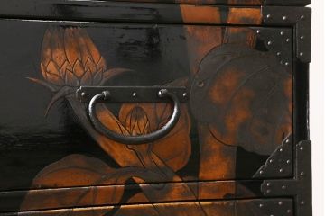 漆絵が施された明治大正期の重ね箪笥の見た目を変えずに綺麗にリペア!カシュー塗装仕上げ。(アート家具、アート箪笥、収納箪笥、時代箪笥、向日葵、ひまわり)