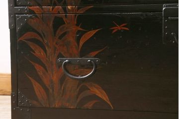 漆絵が施された明治大正期の重ね箪笥の見た目を変えずに綺麗にリペア!カシュー塗装仕上げ。(アート家具、アート箪笥、収納箪笥、時代箪笥、向日葵、ひまわり)