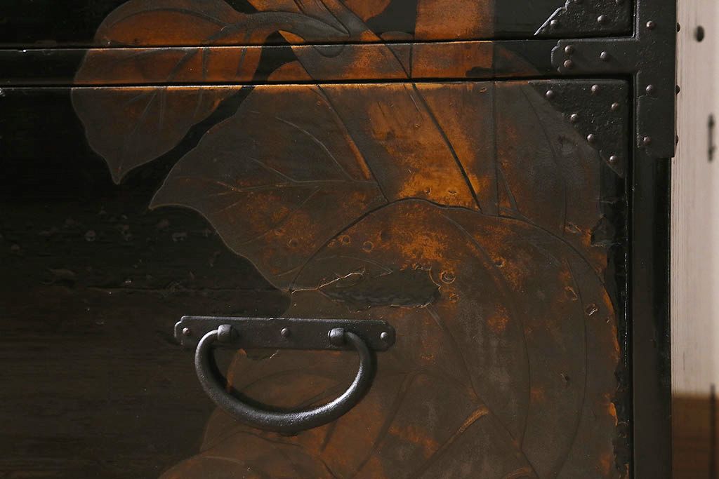 漆絵が施された明治大正期の重ね箪笥の見た目を変えずに綺麗にリペア!カシュー塗装仕上げ。(アート家具、アート箪笥、収納箪笥、時代箪笥、向日葵、ひまわり)