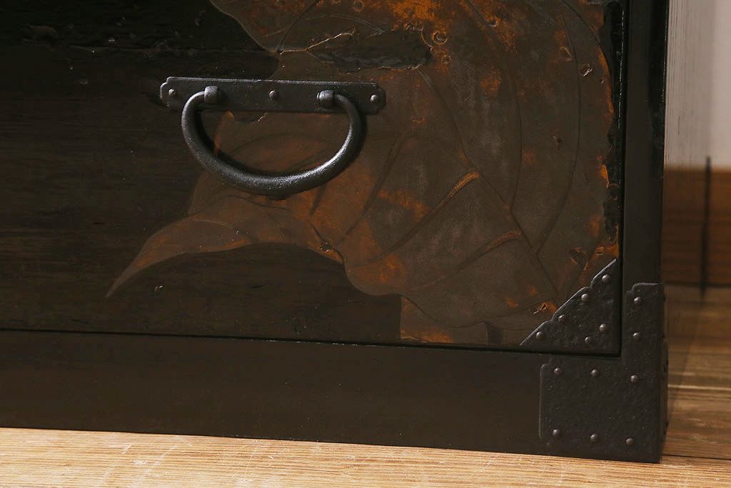 漆絵が施された明治大正期の重ね箪笥の見た目を変えずに綺麗にリペア!カシュー塗装仕上げ。(アート家具、アート箪笥、収納箪笥、時代箪笥、向日葵、ひまわり)