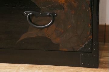 漆絵が施された明治大正期の重ね箪笥の見た目を変えずに綺麗にリペア!カシュー塗装仕上げ。(アート家具、アート箪笥、収納箪笥、時代箪笥、向日葵、ひまわり)