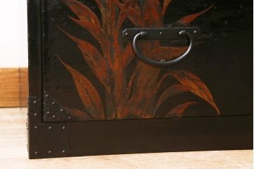 漆絵が施された明治大正期の重ね箪笥の見た目を変えずに綺麗にリペア!カシュー塗装仕上げ。(アート家具、アート箪笥、収納箪笥、時代箪笥、向日葵、ひまわり)