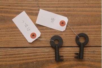 漆絵が施された明治大正期の重ね箪笥の見た目を変えずに綺麗にリペア!カシュー塗装仕上げ。(アート家具、アート箪笥、収納箪笥、時代箪笥、向日葵、ひまわり)