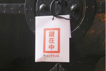 漆絵が施された明治大正期の重ね箪笥の見た目を変えずに綺麗にリペア!カシュー塗装仕上げ。(アート家具、アート箪笥、収納箪笥、時代箪笥、向日葵、ひまわり)