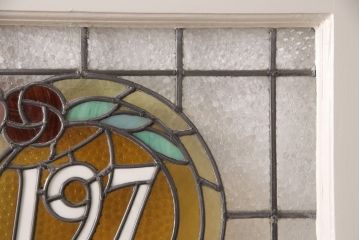 フランスアンティークのステンドグラス入り木製ドアをリペア&カスタム!開き勝手を左右変更し、ローラー締り・蝶番も取り付け。元の色味に近しいアンティークホワイトの着色し仕上げ。(扉、玄関戸、建具)