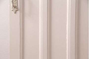フランスアンティークのステンドグラス入り木製ドアをリペア&カスタム!開き勝手を左右変更し、ローラー締り・蝶番も取り付け。元の色味に近しいアンティークホワイトの着色し仕上げ。(扉、玄関戸、建具)