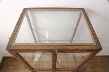 縦型パンケースをリペア&カスタム!下段扉・棚板は上段と同デザインで新たに製作。欠損した取っ手と上下段それぞれにLED照明の取り付け。(ガラスケース、ショーケース、陳列棚)