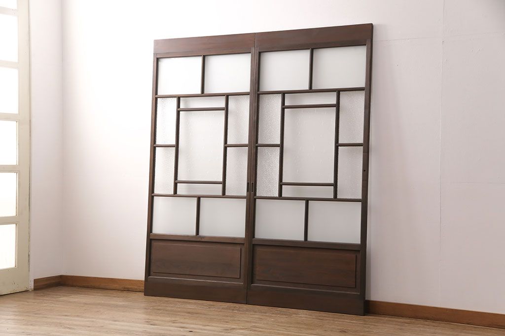 ガラス戸2枚をリペア&カスタム!設置場所に合わせてリサイズ。戸車、引き手を取り付け。ガラスを星ガラス・すりガラス・ダイヤガラス・モールガラスに変更。当店商品を参考に着色し仕上げ。(引き戸、建具)