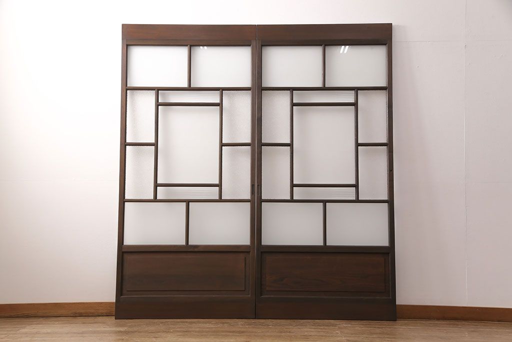 ガラス戸2枚をリペア&カスタム!設置場所に合わせてリサイズ。戸車、引き手を取り付け。ガラスを星ガラス・すりガラス・ダイヤガラス・モールガラスに変更。当店商品を参考に着色し仕上げ。(引き戸、建具)