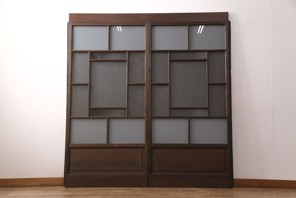 ガラス戸2枚をリペア&カスタム!設置場所に合わせてリサイズ。戸車、引き手を取り付け。ガラスを星ガラス・すりガラス・ダイヤガラス・モールガラスに変更。当店商品を参考に着色し仕上げ。(引き戸、建具)