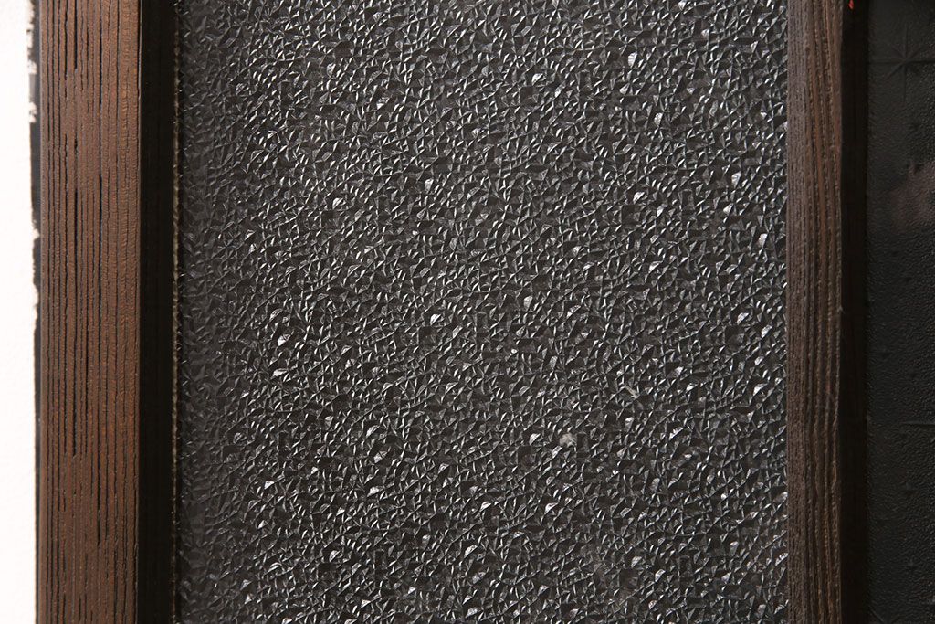 ガラス戸2枚をリペア&カスタム!設置場所に合わせてリサイズ。戸車、引き手を取り付け。ガラスを星ガラス・すりガラス・ダイヤガラス・モールガラスに変更。当店商品を参考に着色し仕上げ。(引き戸、建具)