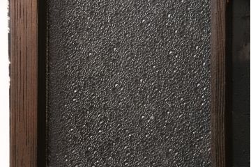 ガラス戸2枚をリペア&カスタム!設置場所に合わせてリサイズ。戸車、引き手を取り付け。ガラスを星ガラス・すりガラス・ダイヤガラス・モールガラスに変更。当店商品を参考に着色し仕上げ。(引き戸、建具)