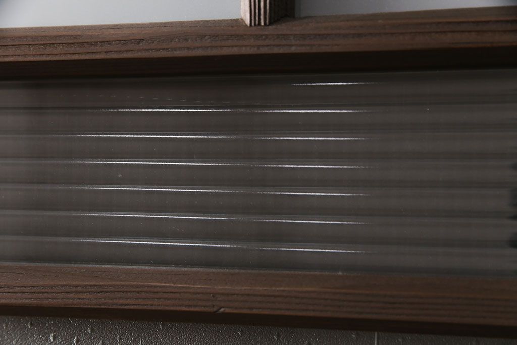 ガラス戸2枚をリペア&カスタム!設置場所に合わせてリサイズ。戸車、引き手を取り付け。ガラスを星ガラス・すりガラス・ダイヤガラス・モールガラスに変更。当店商品を参考に着色し仕上げ。(引き戸、建具)