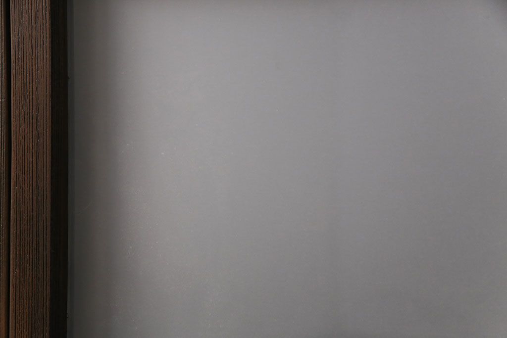 ガラス戸2枚をリペア&カスタム!設置場所に合わせてリサイズ。戸車、引き手を取り付け。ガラスを星ガラス・すりガラス・ダイヤガラス・モールガラスに変更。当店商品を参考に着色し仕上げ。(引き戸、建具)