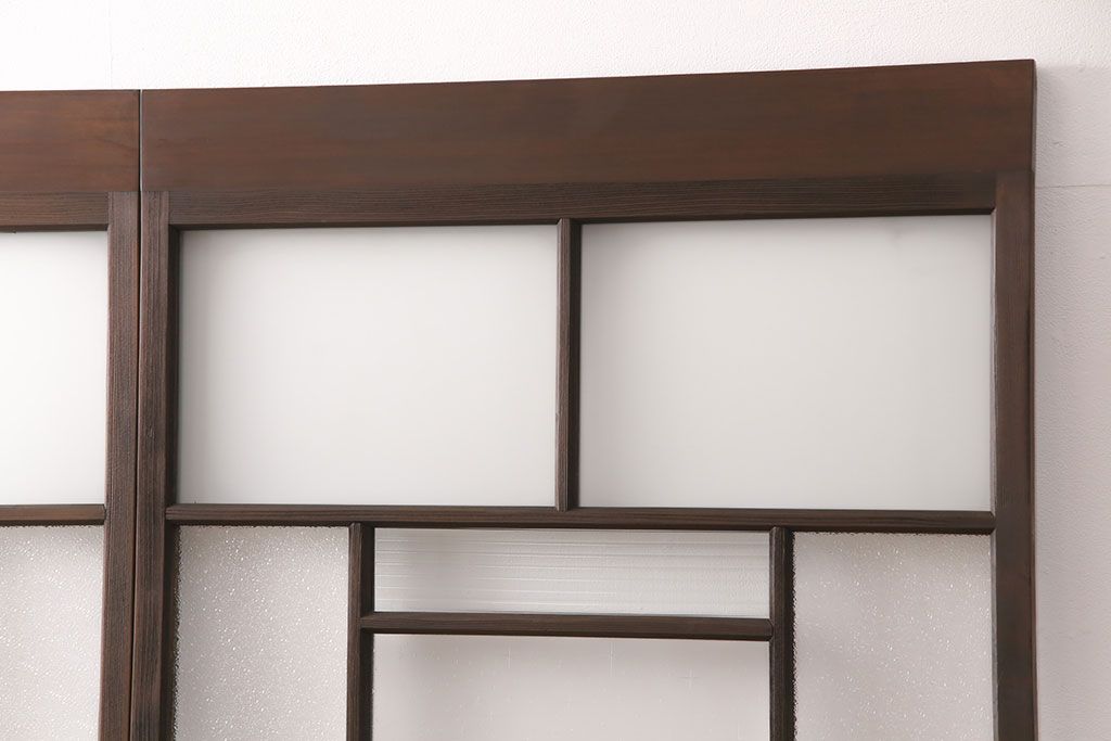 ガラス戸2枚をリペア&カスタム!設置場所に合わせてリサイズ。戸車、引き手を取り付け。ガラスを星ガラス・すりガラス・ダイヤガラス・モールガラスに変更。当店商品を参考に着色し仕上げ。(引き戸、建具)