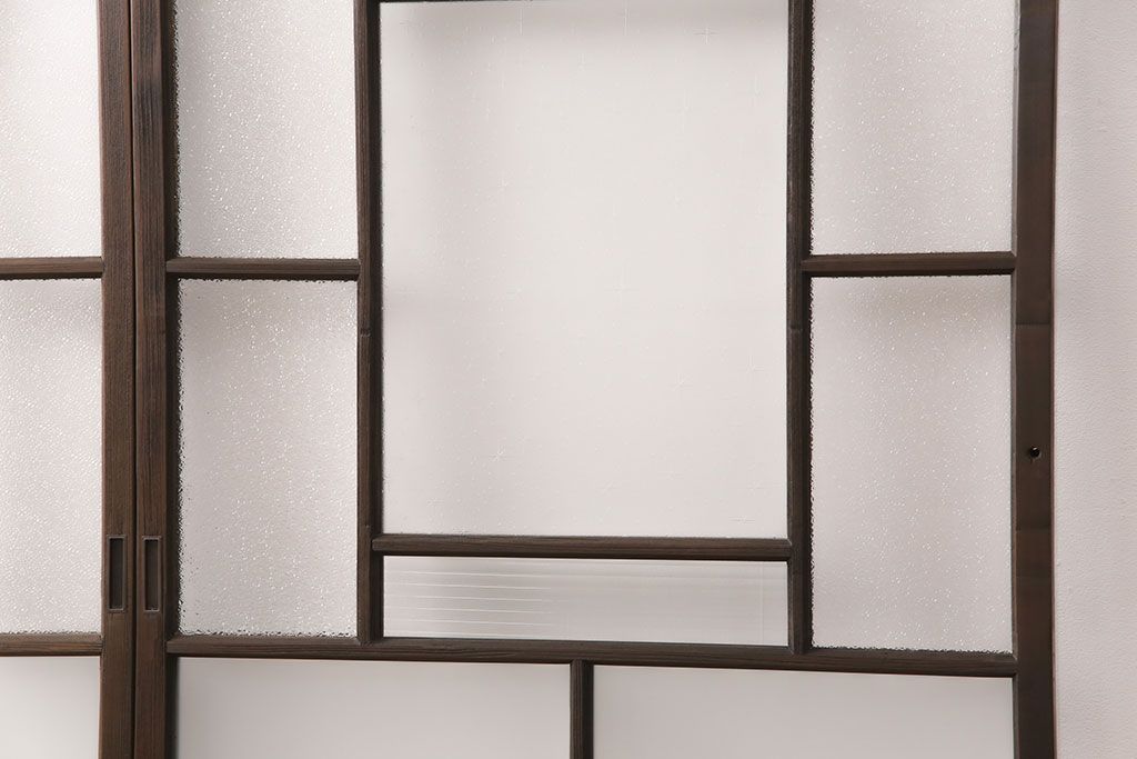 ガラス戸2枚をリペア&カスタム!設置場所に合わせてリサイズ。戸車、引き手を取り付け。ガラスを星ガラス・すりガラス・ダイヤガラス・モールガラスに変更。当店商品を参考に着色し仕上げ。(引き戸、建具)