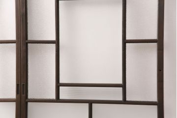 ガラス戸2枚をリペア&カスタム!設置場所に合わせてリサイズ。戸車、引き手を取り付け。ガラスを星ガラス・すりガラス・ダイヤガラス・モールガラスに変更。当店商品を参考に着色し仕上げ。(引き戸、建具)