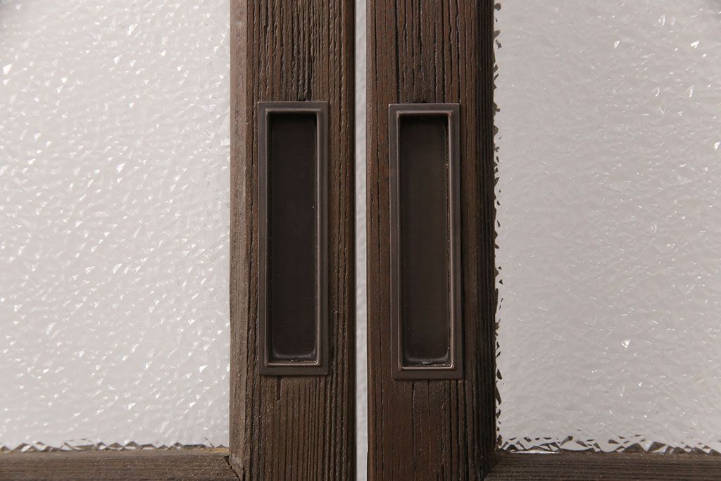 ガラス戸2枚をリペア&カスタム!設置場所に合わせてリサイズ。戸車、引き手を取り付け。ガラスを星ガラス・すりガラス・ダイヤガラス・モールガラスに変更。当店商品を参考に着色し仕上げ。(引き戸、建具)