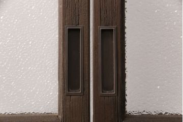 ガラス戸2枚をリペア&カスタム!設置場所に合わせてリサイズ。戸車、引き手を取り付け。ガラスを星ガラス・すりガラス・ダイヤガラス・モールガラスに変更。当店商品を参考に着色し仕上げ。(引き戸、建具)