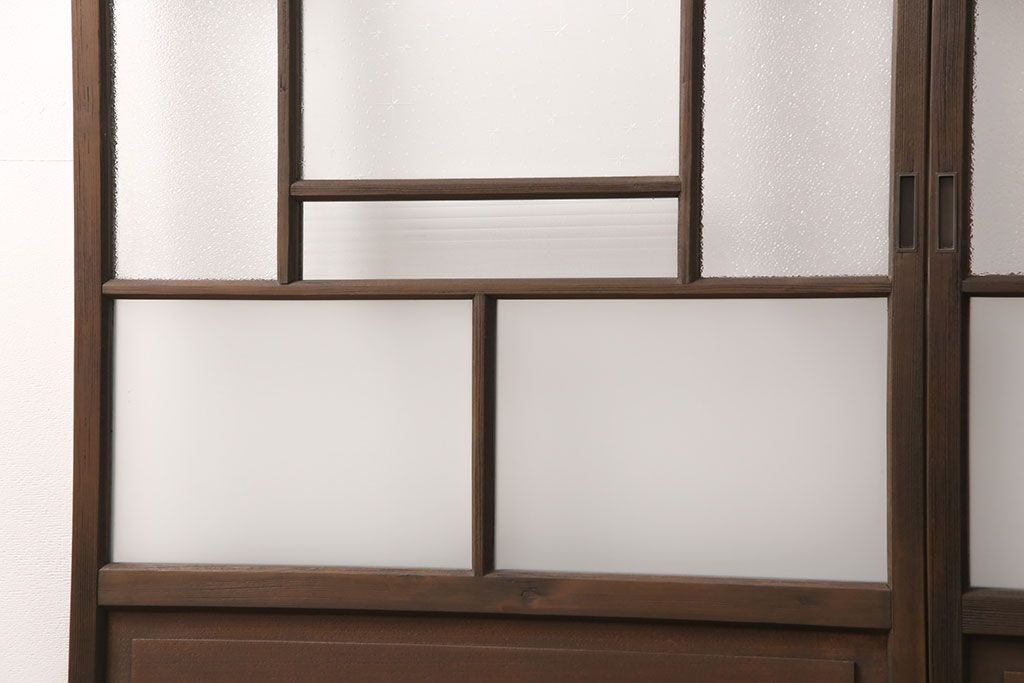 ガラス戸2枚をリペア&カスタム!設置場所に合わせてリサイズ。戸車、引き手を取り付け。ガラスを星ガラス・すりガラス・ダイヤガラス・モールガラスに変更。当店商品を参考に着色し仕上げ。(引き戸、建具)