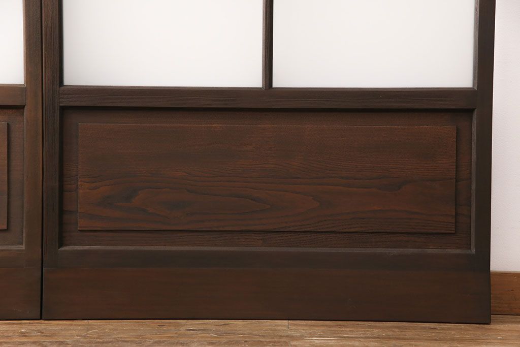 ガラス戸2枚をリペア&カスタム!設置場所に合わせてリサイズ。戸車、引き手を取り付け。ガラスを星ガラス・すりガラス・ダイヤガラス・モールガラスに変更。当店商品を参考に着色し仕上げ。(引き戸、建具)