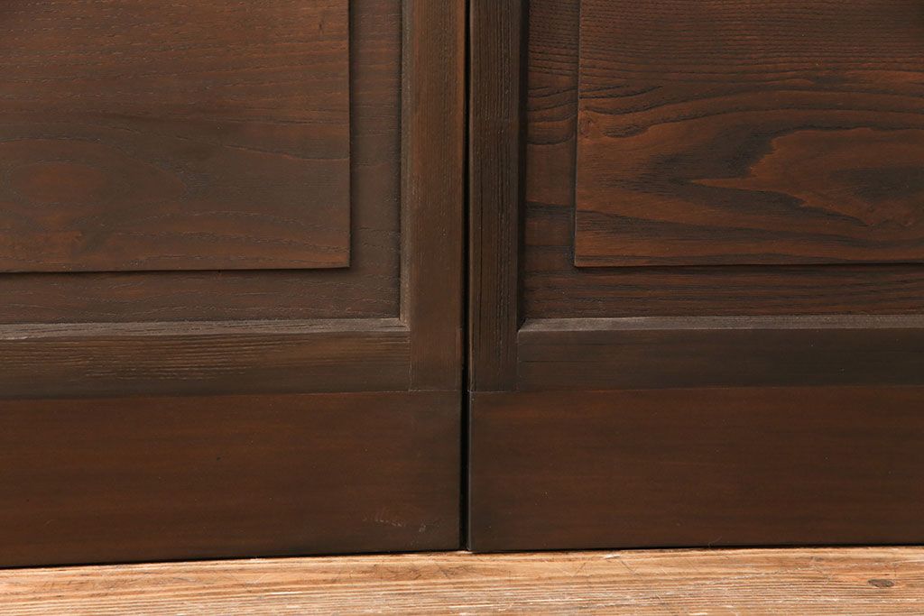 ガラス戸2枚をリペア&カスタム!設置場所に合わせてリサイズ。戸車、引き手を取り付け。ガラスを星ガラス・すりガラス・ダイヤガラス・モールガラスに変更。当店商品を参考に着色し仕上げ。(引き戸、建具)