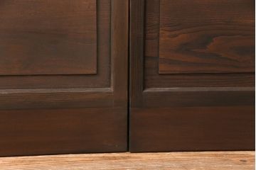 ガラス戸2枚をリペア&カスタム!設置場所に合わせてリサイズ。戸車、引き手を取り付け。ガラスを星ガラス・すりガラス・ダイヤガラス・モールガラスに変更。当店商品を参考に着色し仕上げ。(引き戸、建具)