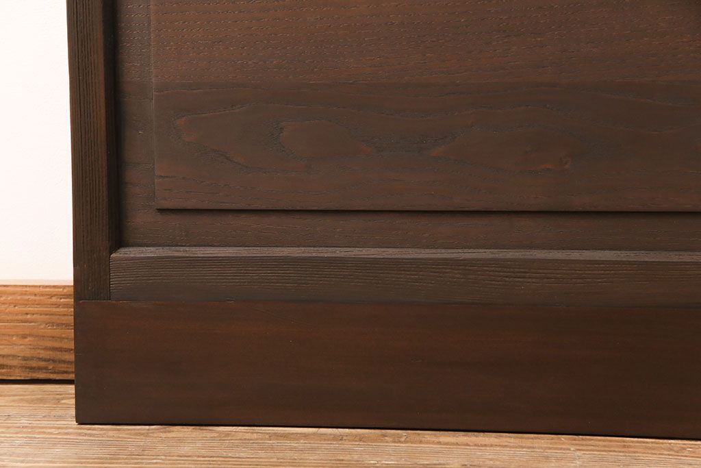 ガラス戸2枚をリペア&カスタム!設置場所に合わせてリサイズ。戸車、引き手を取り付け。ガラスを星ガラス・すりガラス・ダイヤガラス・モールガラスに変更。当店商品を参考に着色し仕上げ。(引き戸、建具)