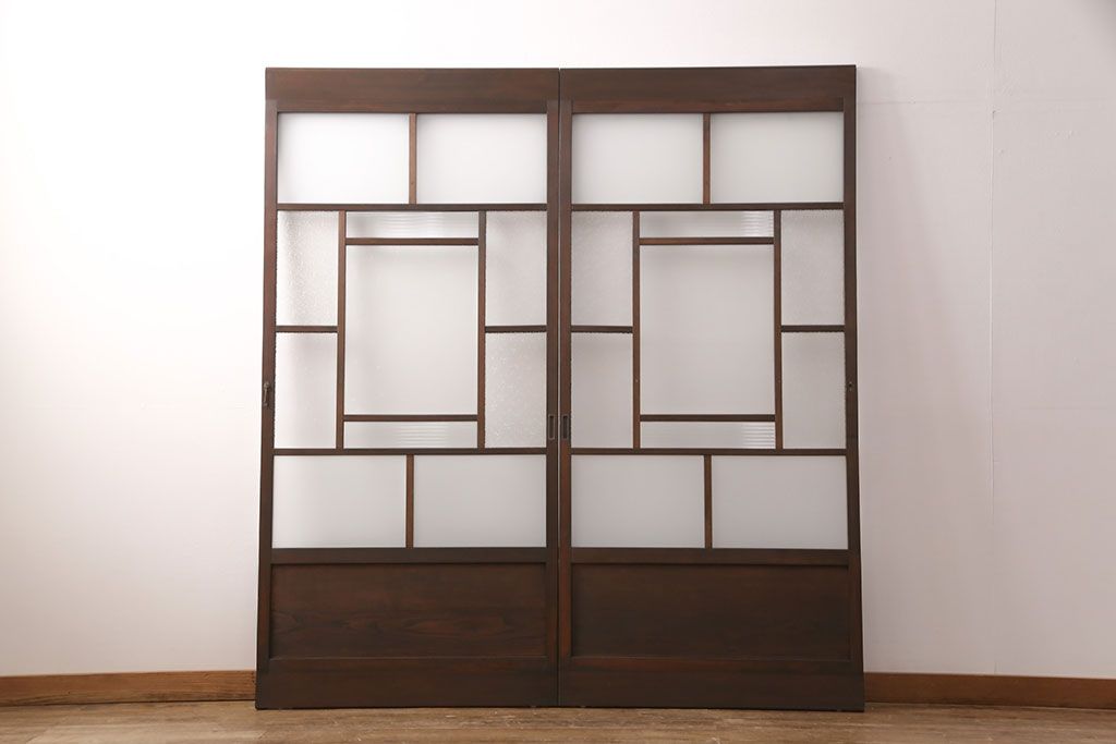 ガラス戸2枚をリペア&カスタム!設置場所に合わせてリサイズ。戸車、引き手を取り付け。ガラスを星ガラス・すりガラス・ダイヤガラス・モールガラスに変更。当店商品を参考に着色し仕上げ。(引き戸、建具)