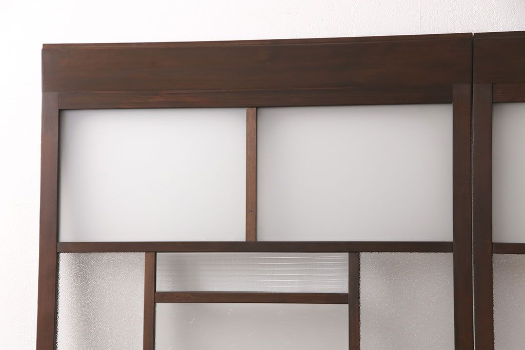 ガラス戸2枚をリペア&カスタム!設置場所に合わせてリサイズ。戸車、引き手を取り付け。ガラスを星ガラス・すりガラス・ダイヤガラス・モールガラスに変更。当店商品を参考に着色し仕上げ。(引き戸、建具)