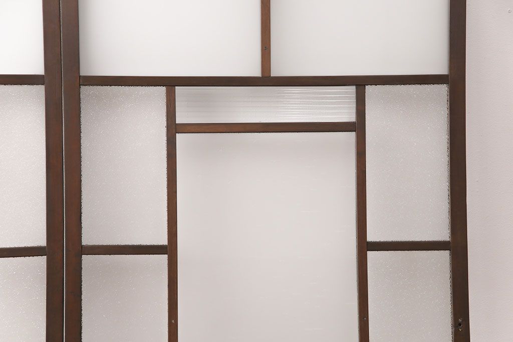 ガラス戸2枚をリペア&カスタム!設置場所に合わせてリサイズ。戸車、引き手を取り付け。ガラスを星ガラス・すりガラス・ダイヤガラス・モールガラスに変更。当店商品を参考に着色し仕上げ。(引き戸、建具)