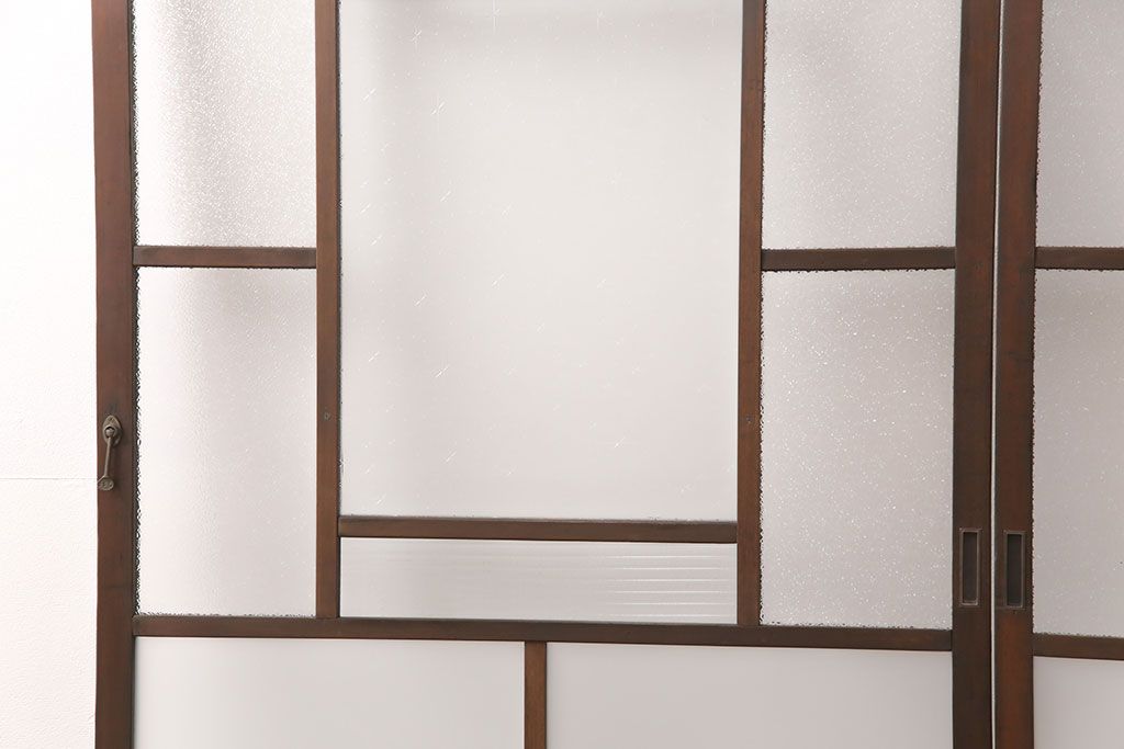 ガラス戸2枚をリペア&カスタム!設置場所に合わせてリサイズ。戸車、引き手を取り付け。ガラスを星ガラス・すりガラス・ダイヤガラス・モールガラスに変更。当店商品を参考に着色し仕上げ。(引き戸、建具)