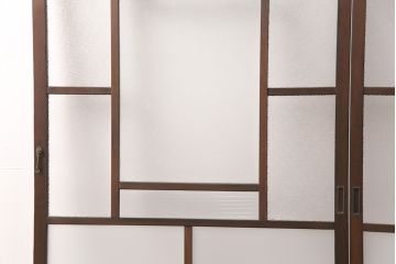 ガラス戸2枚をリペア&カスタム!設置場所に合わせてリサイズ。戸車、引き手を取り付け。ガラスを星ガラス・すりガラス・ダイヤガラス・モールガラスに変更。当店商品を参考に着色し仕上げ。(引き戸、建具)