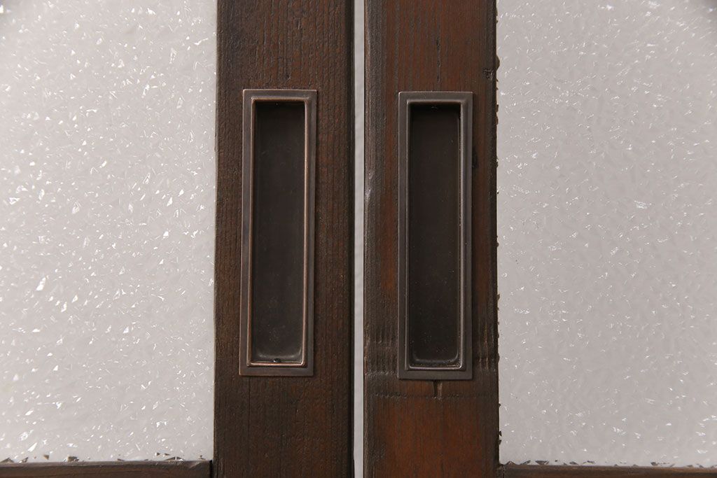 ガラス戸2枚をリペア&カスタム!設置場所に合わせてリサイズ。戸車、引き手を取り付け。ガラスを星ガラス・すりガラス・ダイヤガラス・モールガラスに変更。当店商品を参考に着色し仕上げ。(引き戸、建具)