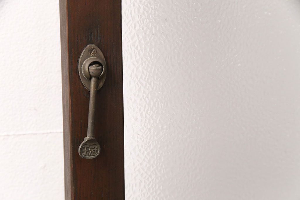 ガラス戸2枚をリペア&カスタム!設置場所に合わせてリサイズ。戸車、引き手を取り付け。ガラスを星ガラス・すりガラス・ダイヤガラス・モールガラスに変更。当店商品を参考に着色し仕上げ。(引き戸、建具)