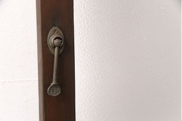 ガラス戸2枚をリペア&カスタム!設置場所に合わせてリサイズ。戸車、引き手を取り付け。ガラスを星ガラス・すりガラス・ダイヤガラス・モールガラスに変更。当店商品を参考に着色し仕上げ。(引き戸、建具)