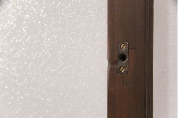 ガラス戸2枚をリペア&カスタム!設置場所に合わせてリサイズ。戸車、引き手を取り付け。ガラスを星ガラス・すりガラス・ダイヤガラス・モールガラスに変更。当店商品を参考に着色し仕上げ。(引き戸、建具)