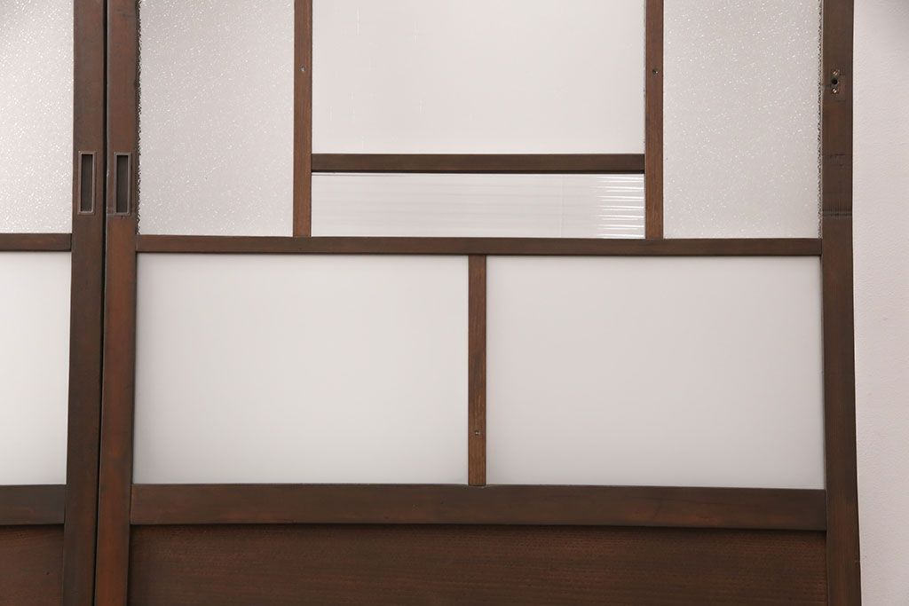 ガラス戸2枚をリペア&カスタム!設置場所に合わせてリサイズ。戸車、引き手を取り付け。ガラスを星ガラス・すりガラス・ダイヤガラス・モールガラスに変更。当店商品を参考に着色し仕上げ。(引き戸、建具)