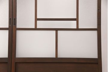 ガラス戸2枚をリペア&カスタム!設置場所に合わせてリサイズ。戸車、引き手を取り付け。ガラスを星ガラス・すりガラス・ダイヤガラス・モールガラスに変更。当店商品を参考に着色し仕上げ。(引き戸、建具)