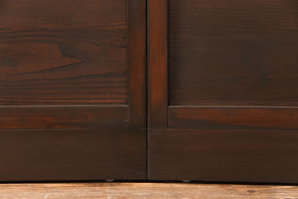 ガラス戸2枚をリペア&カスタム!設置場所に合わせてリサイズ。戸車、引き手を取り付け。ガラスを星ガラス・すりガラス・ダイヤガラス・モールガラスに変更。当店商品を参考に着色し仕上げ。(引き戸、建具)