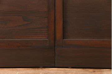 ガラス戸2枚をリペア&カスタム!設置場所に合わせてリサイズ。戸車、引き手を取り付け。ガラスを星ガラス・すりガラス・ダイヤガラス・モールガラスに変更。当店商品を参考に着色し仕上げ。(引き戸、建具)