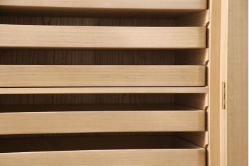 加茂総桐箪笥の見た目を変えずに綺麗にリペア!高品質リペアを施し、木地色仕上げ。(総桐たんす、衣装箪笥、着物箪笥、和タンス)