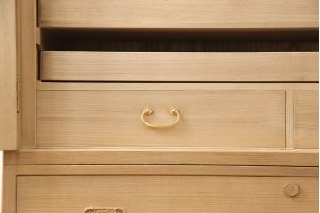 加茂総桐箪笥の見た目を変えずに綺麗にリペア!高品質リペアを施し、木地色仕上げ。(総桐たんす、衣装箪笥、着物箪笥、和タンス)