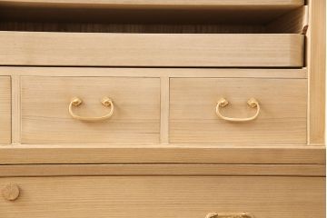 加茂総桐箪笥の見た目を変えずに綺麗にリペア!高品質リペアを施し、木地色仕上げ。(総桐たんす、衣装箪笥、着物箪笥、和タンス)