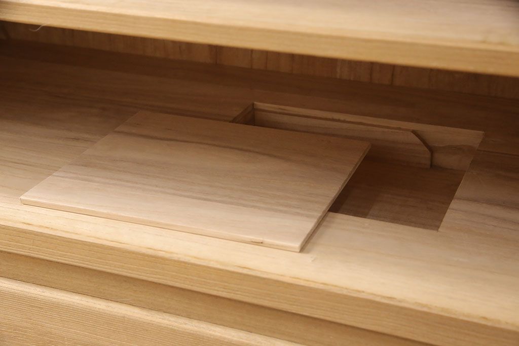 加茂総桐箪笥の見た目を変えずに綺麗にリペア!高品質リペアを施し、木地色仕上げ。(総桐たんす、衣装箪笥、着物箪笥、和タンス)