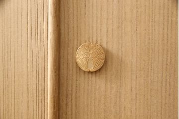 加茂総桐箪笥の見た目を変えずに綺麗にリペア!高品質リペアを施し、木地色仕上げ。(総桐たんす、衣装箪笥、着物箪笥、和タンス)