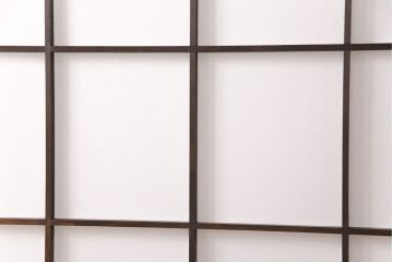 升格子の障子戸2枚をリペア&カスタム!高さ・幅をリサイズ。ガラスを麻の葉模様ガラスに入れ替え。濃い茶色で着色し仕上げ。(引き戸、建具)