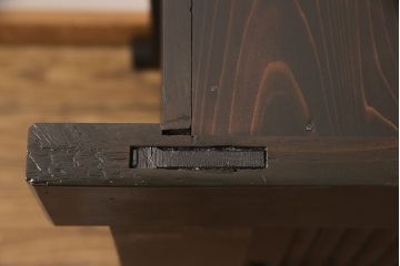明治大正期の水屋箪笥サイドボードをリペア&カスタム!建具の金網をクリアガラスに入れ替え。棚板はヒノキ材の一枚板に変更。天板の補強を行い、現状に近しい色味に着色し仕上げ。(収納棚、戸棚、サイドキャビネット、食器棚)