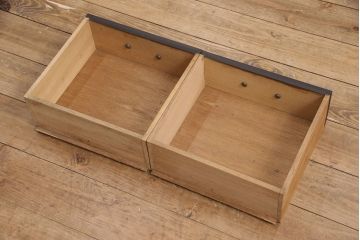 本箱をリペア&カスタム!斜め角の脚を取り付け。前面を天板の色味に合わせてペイント。(収納棚、戸棚、キャビネット)