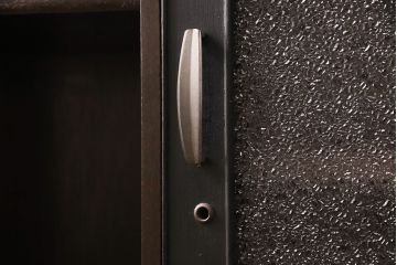 本箱をリペア&カスタム!斜め角の脚を取り付け。前面を天板の色味に合わせてペイント。(収納棚、戸棚、キャビネット)